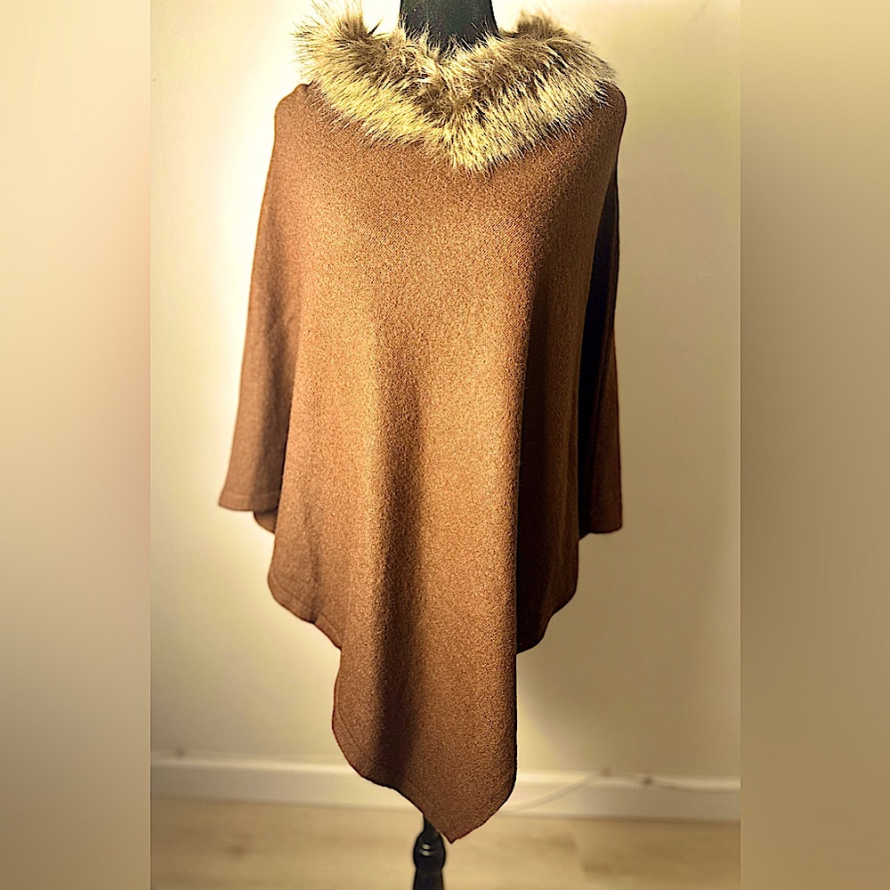 CROSSTREE LANE Stunning Women’s OS Acrylic Faux Fur Collar Cape Poncho Shawl